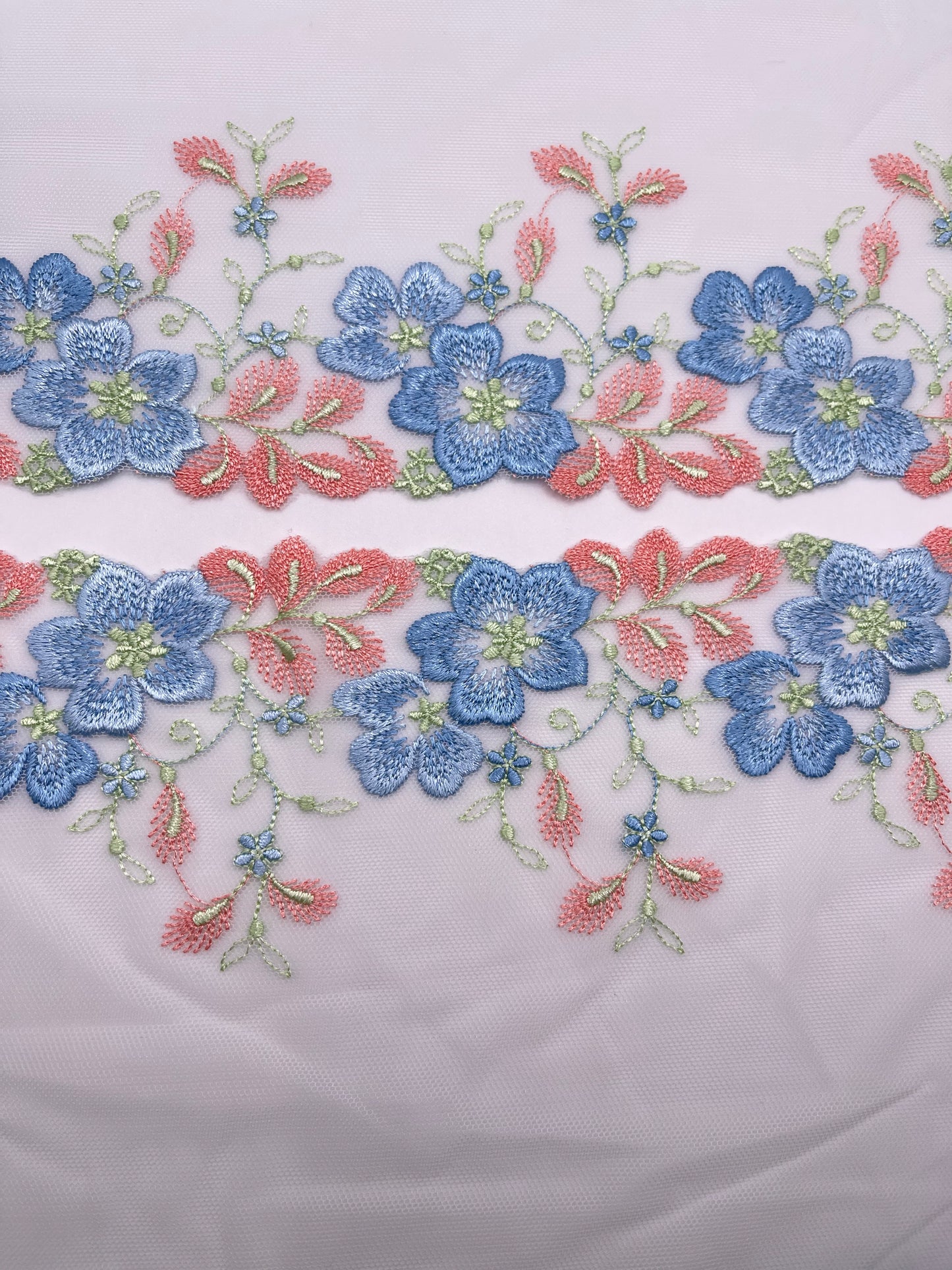 Bleu Corail Floral - Dentelle de Tulle Brodée 1 Metre (miroir)