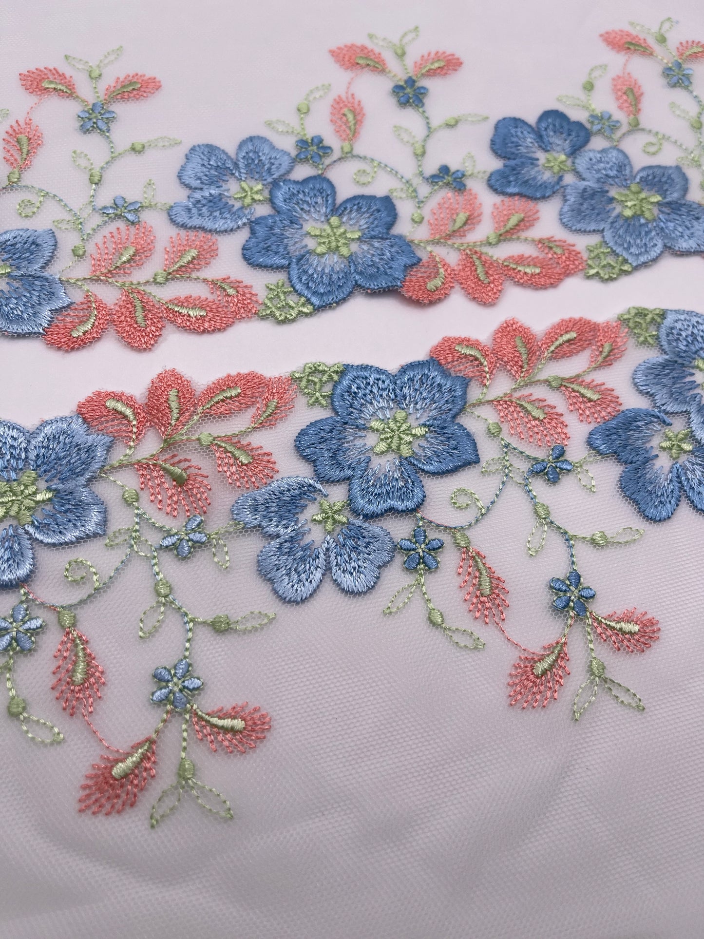 Bleu Corail Floral - Dentelle de Tulle Brodée 1 Metre (miroir)