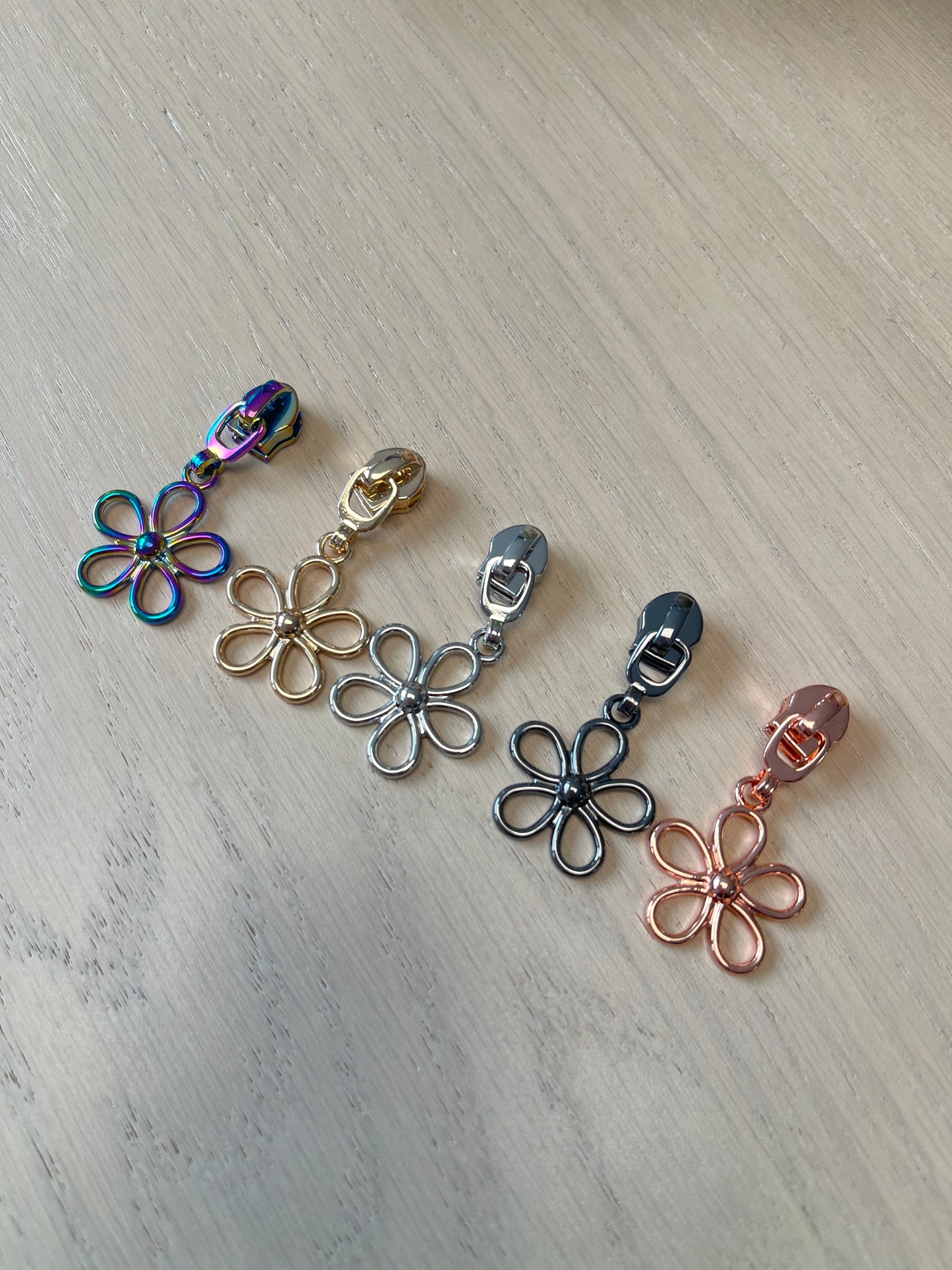 Daisy Zipper Pulls - 5 Colors!! (#5 Zipper)