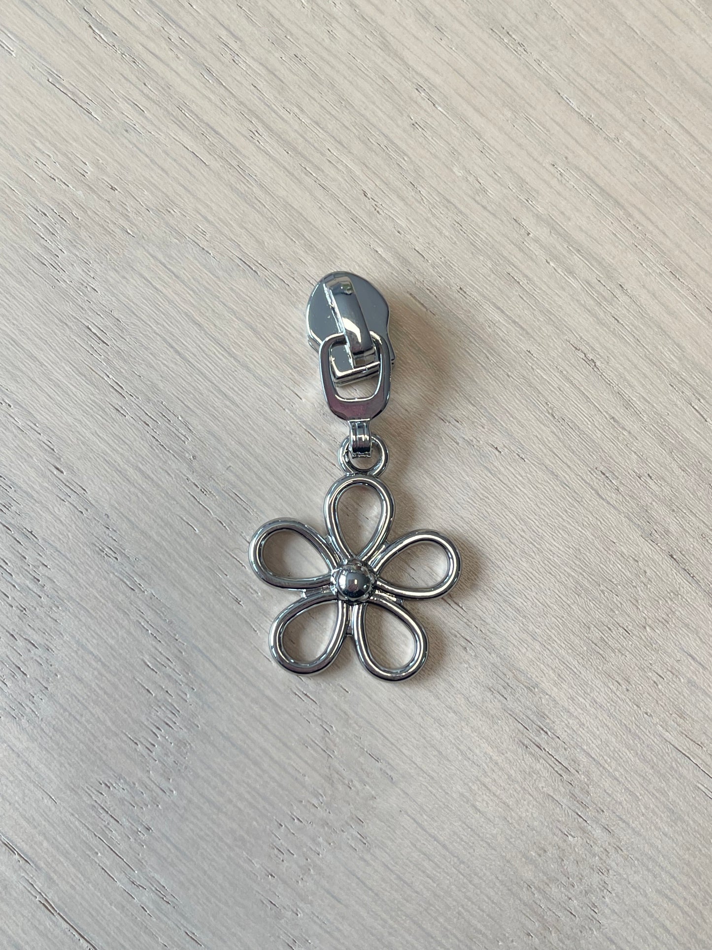 Daisy Zipper Pulls - 5 Colors!! (#5 Zipper)