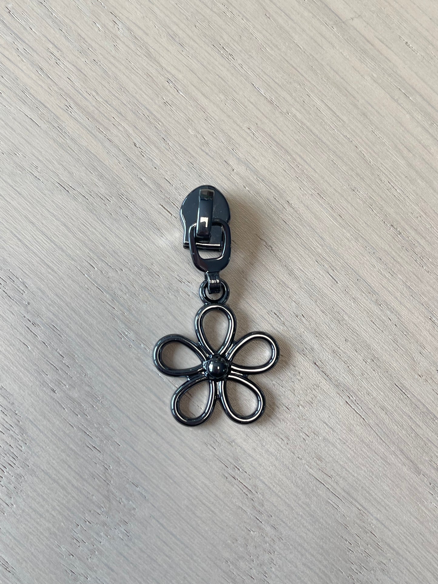 Daisy Zipper Pulls - 5 Colors!! (#5 Zipper)