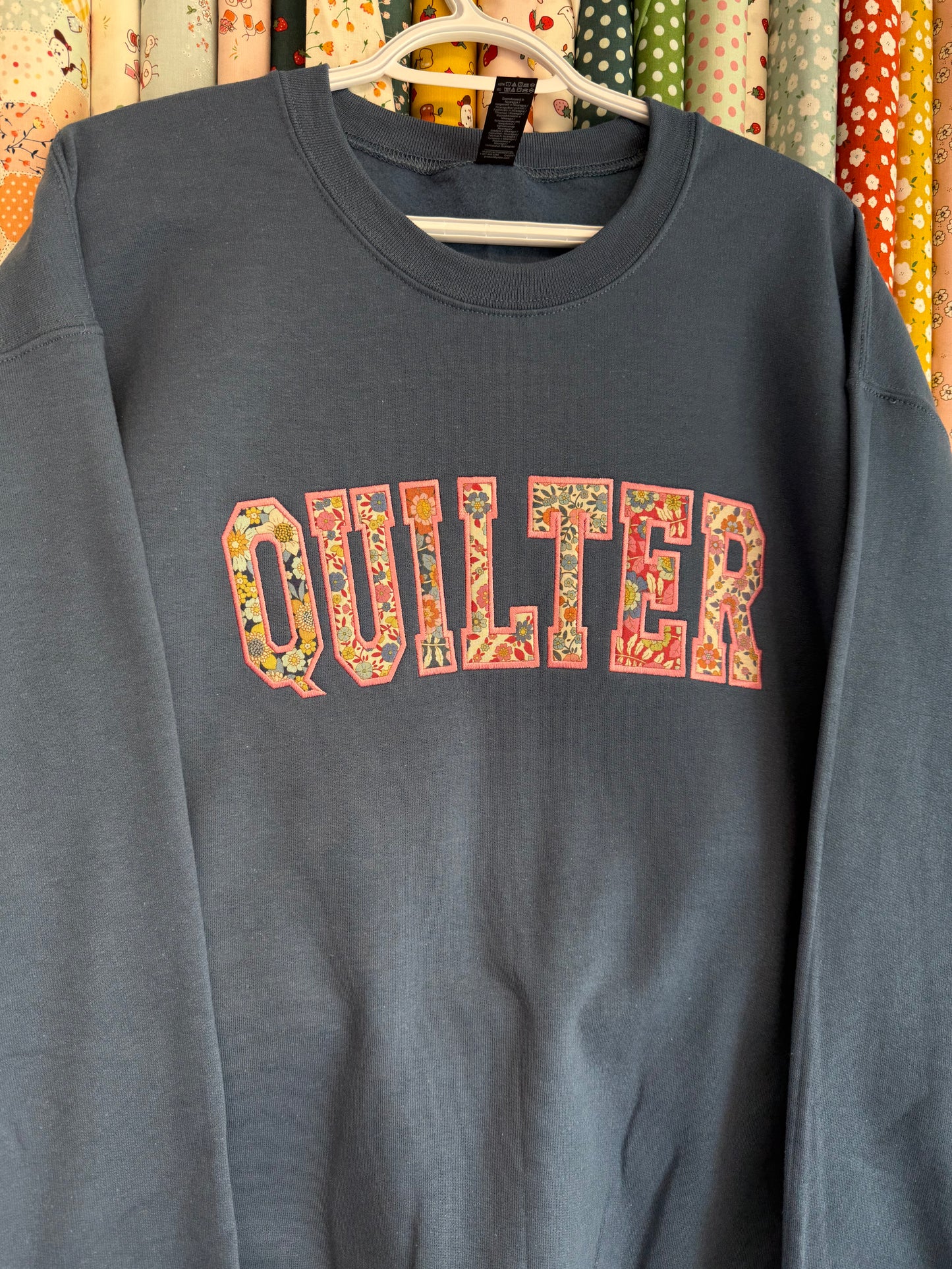 QUILTER - Tilda (Tissu de Wallflower) ÉDITION LIMITÉE - Sweat à capuche ou col rond brodé (Copie)