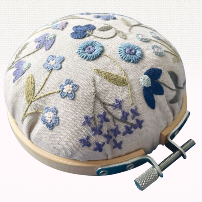 Pique-aiguilles fleuri (Bleu) - Embroidery kit - Un chat dans l'aiguilles