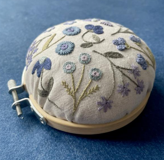 Pique-aiguilles fleuri (Bleu) - Embroidery kit - Un chat dans l'aiguilles