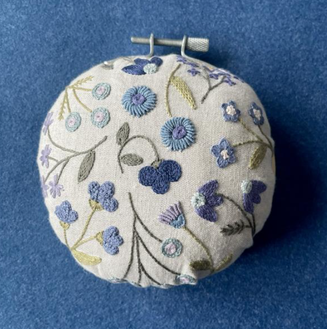 Pique-aiguilles fleuri (Bleu) - Embroidery kit - Un chat dans l'aiguilles