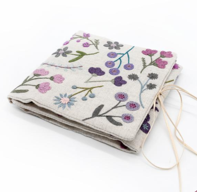 Porte-aiguilles fleuri (Violet) - Embroidery kit - Un chat dans l'aiguilles