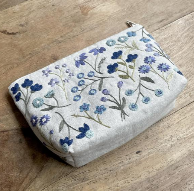 Trousse Fleuri Bleue - Embroidery kit - Un chat dans l'aiguilles