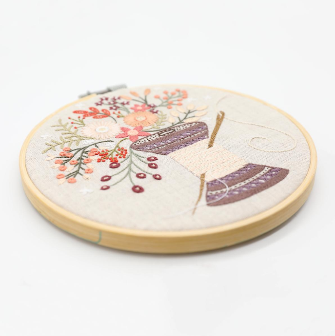 Jolie bobine - Embroidery kit - Un chat dans l'aiguille