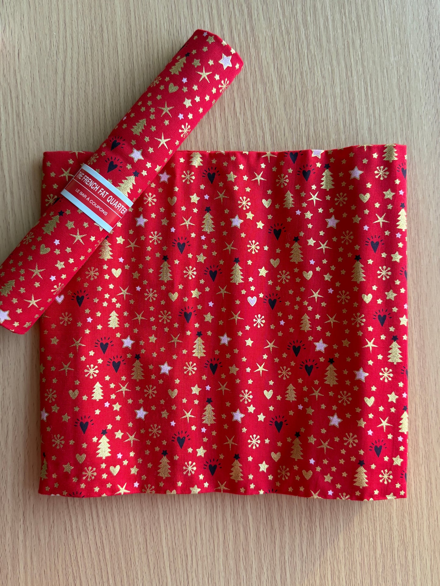 Christmas Fat Quarters - Le Bar A Coupon (19" x 27")