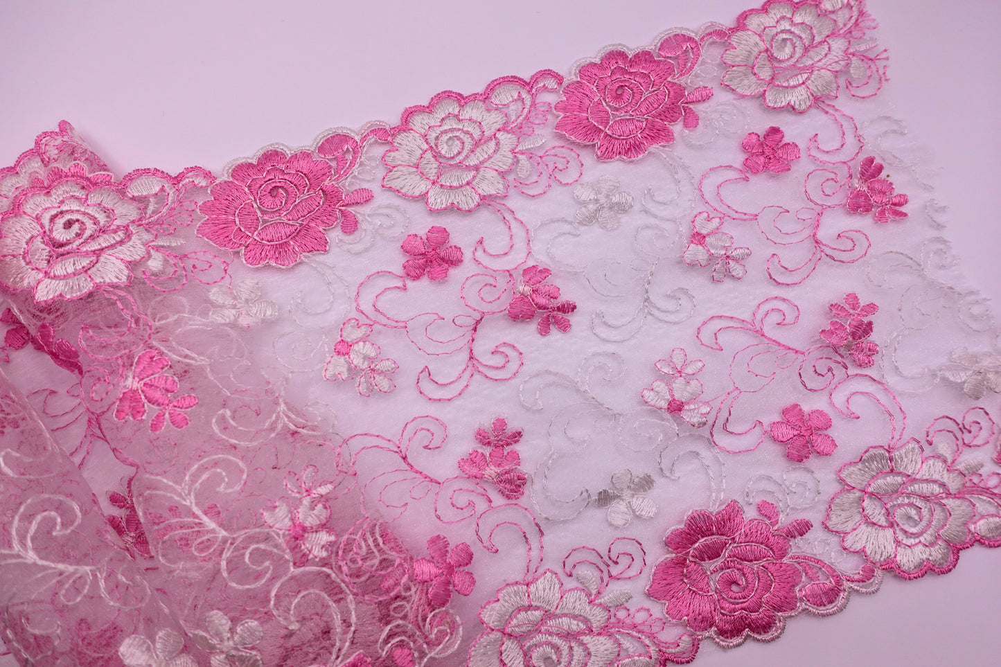 Rose et Rose Blanche - Dentelle de Tulle Brodée