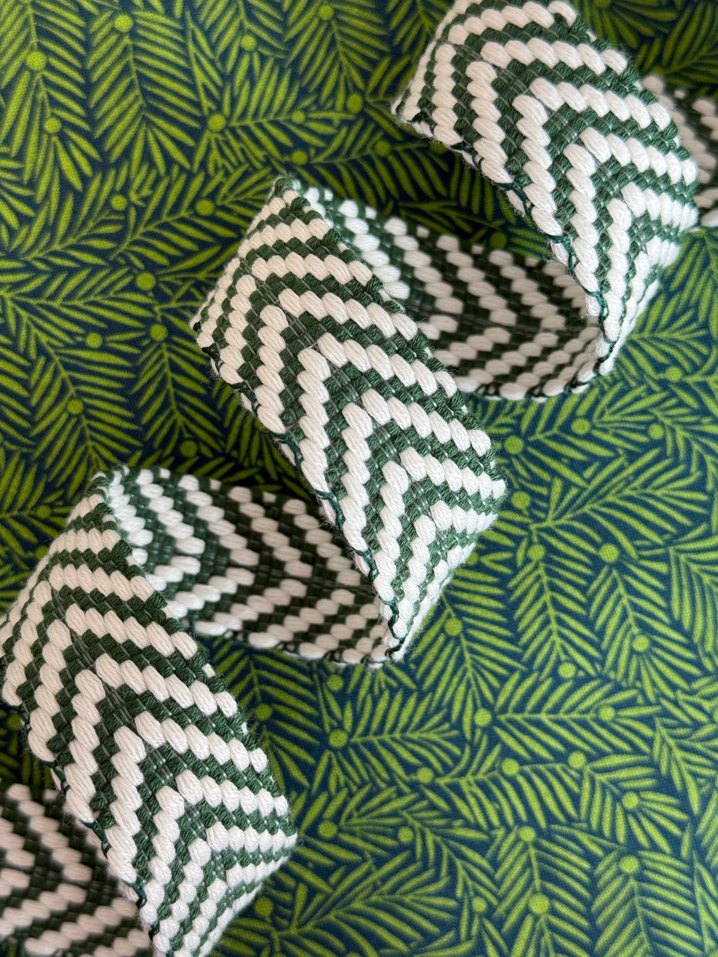 Sangle Jacquard Chevron 1"-1,5" en coton/polyester (arc-en-ciel noir/blanc, gris/blanc, vert/blanc)