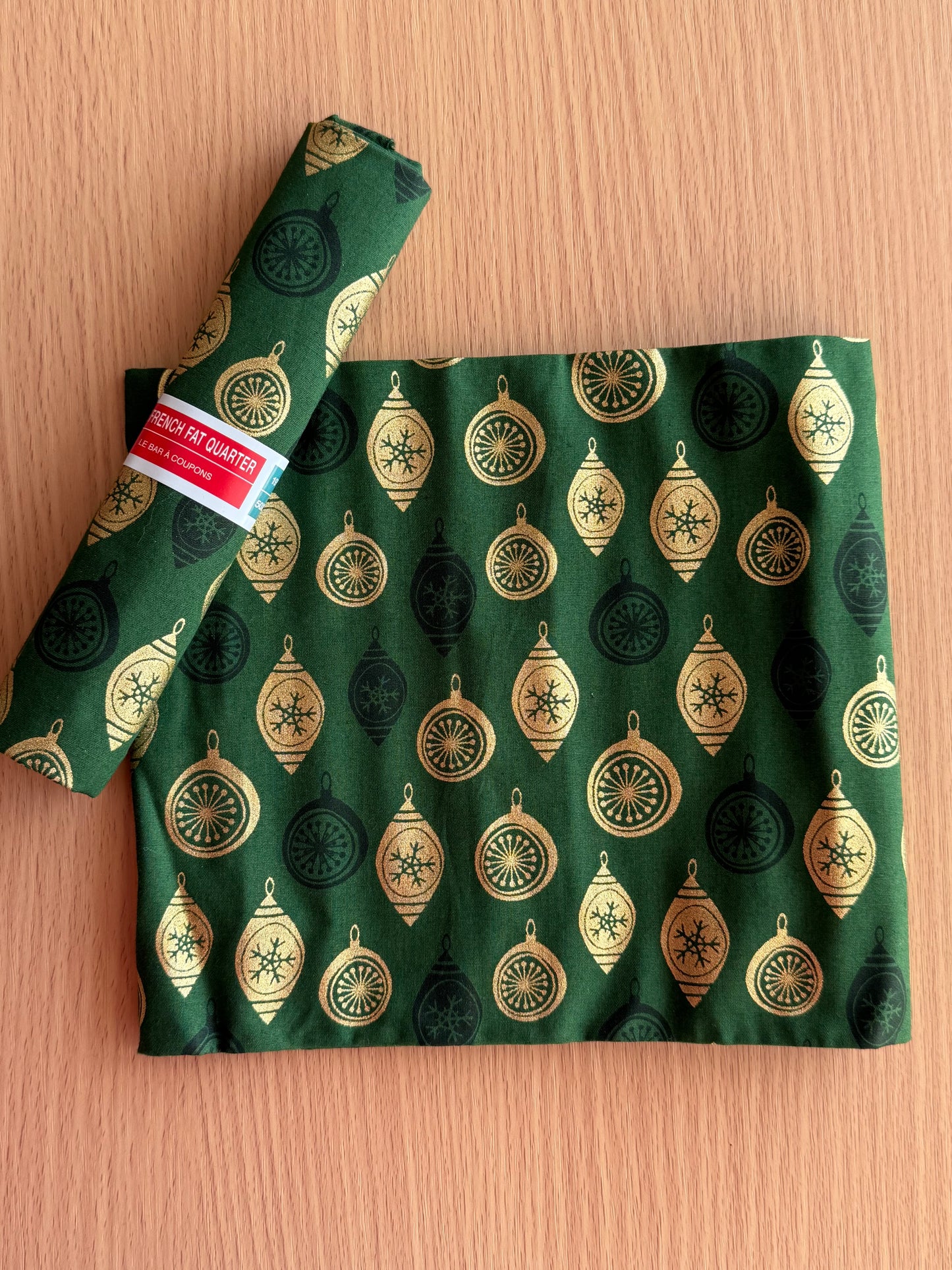 Christmas Fat Quarters - Le Bar A Coupon (19" x 27")