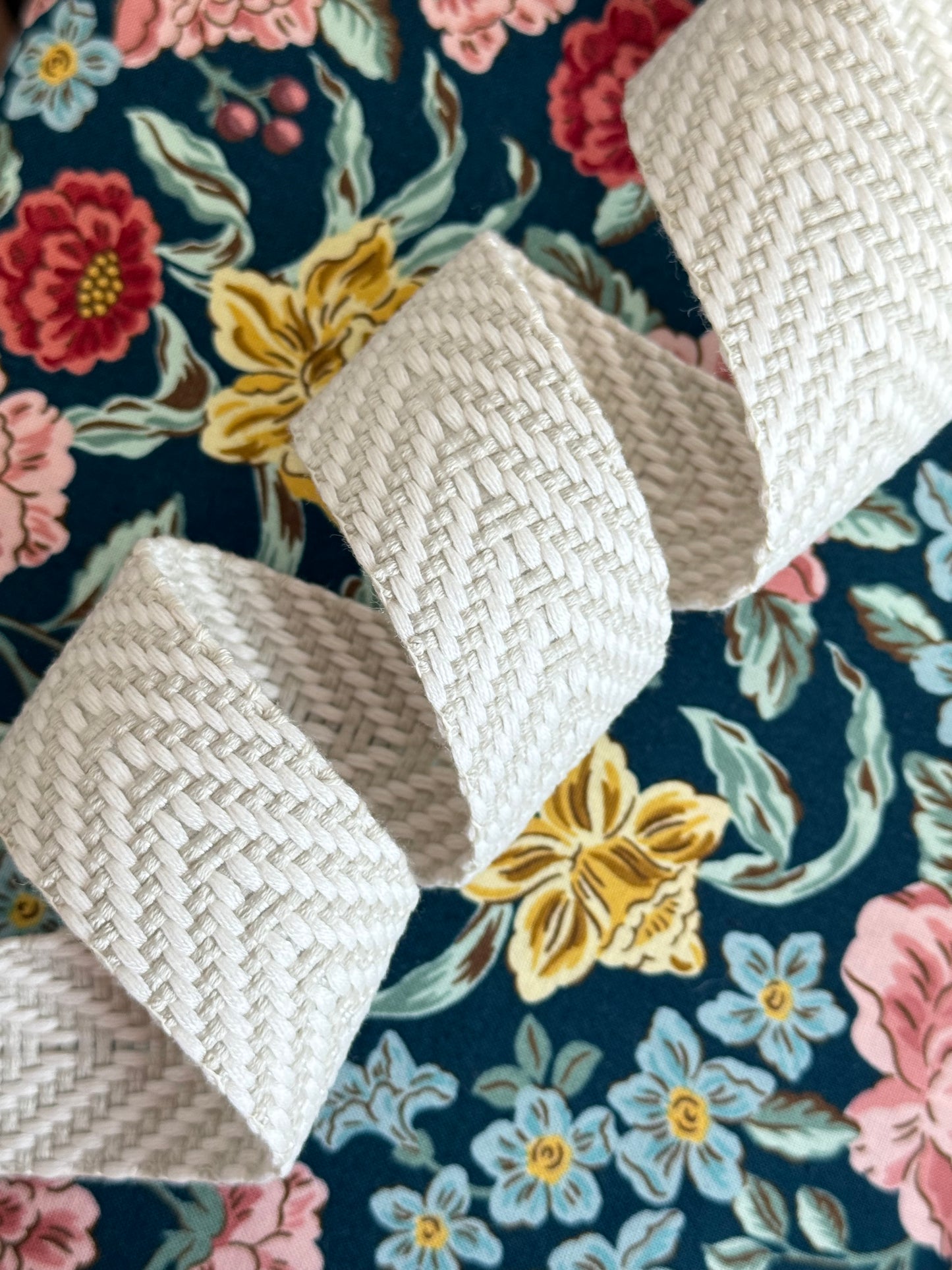 Sangle Jacquard Chevron 1"-1,5" en coton/polyester (arc-en-ciel noir/blanc, gris/blanc, vert/blanc)