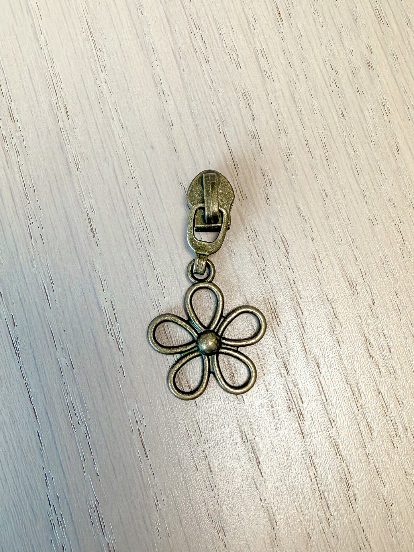 Daisy Zipper Pulls - 6 Colors!! (#5 Zipper)