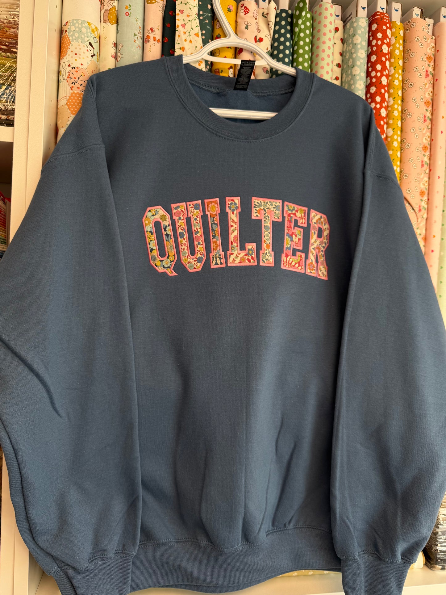 QUILTER - Tilda (Tissu de Wallflower) ÉDITION LIMITÉE - Sweat à capuche ou col rond brodé (Copie)