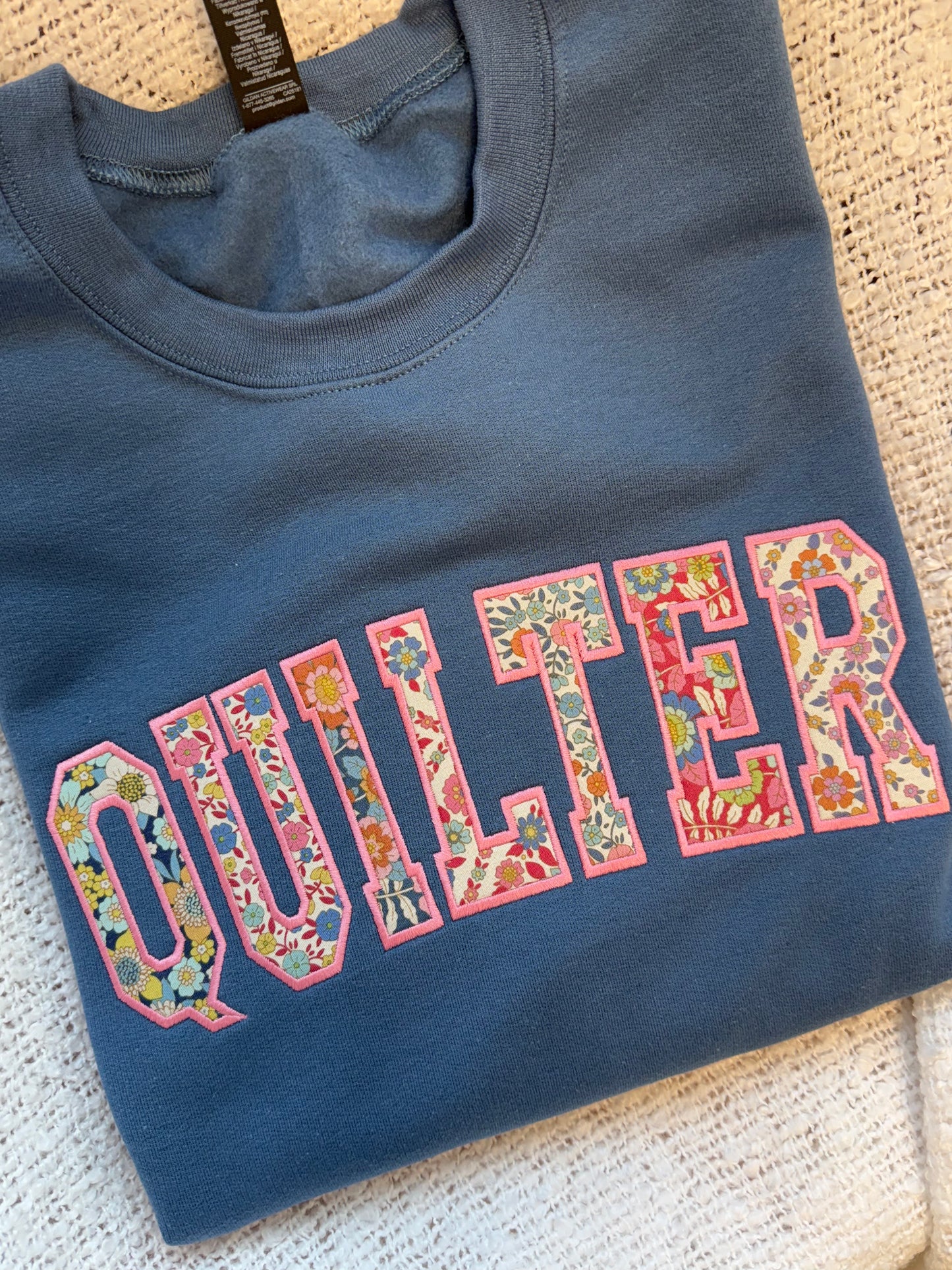 QUILTER - Tilda (Tissu de Wallflower) ÉDITION LIMITÉE - Sweat à capuche ou col rond brodé (Copie)