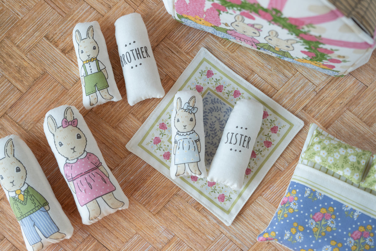 Panneau de projet « My Secret Garden Cloud Garden Bunny Cottage » (Stacy Iest Hsu) - 91,4 cm x 152,4 cm - Moda