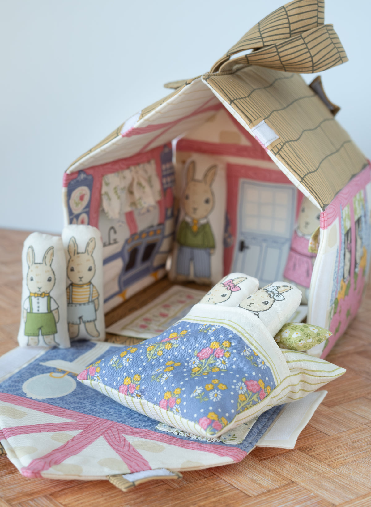 Panneau de projet « My Secret Garden Cloud Garden Bunny Cottage » (Stacy Iest Hsu) - 91,4 cm x 152,4 cm - Moda