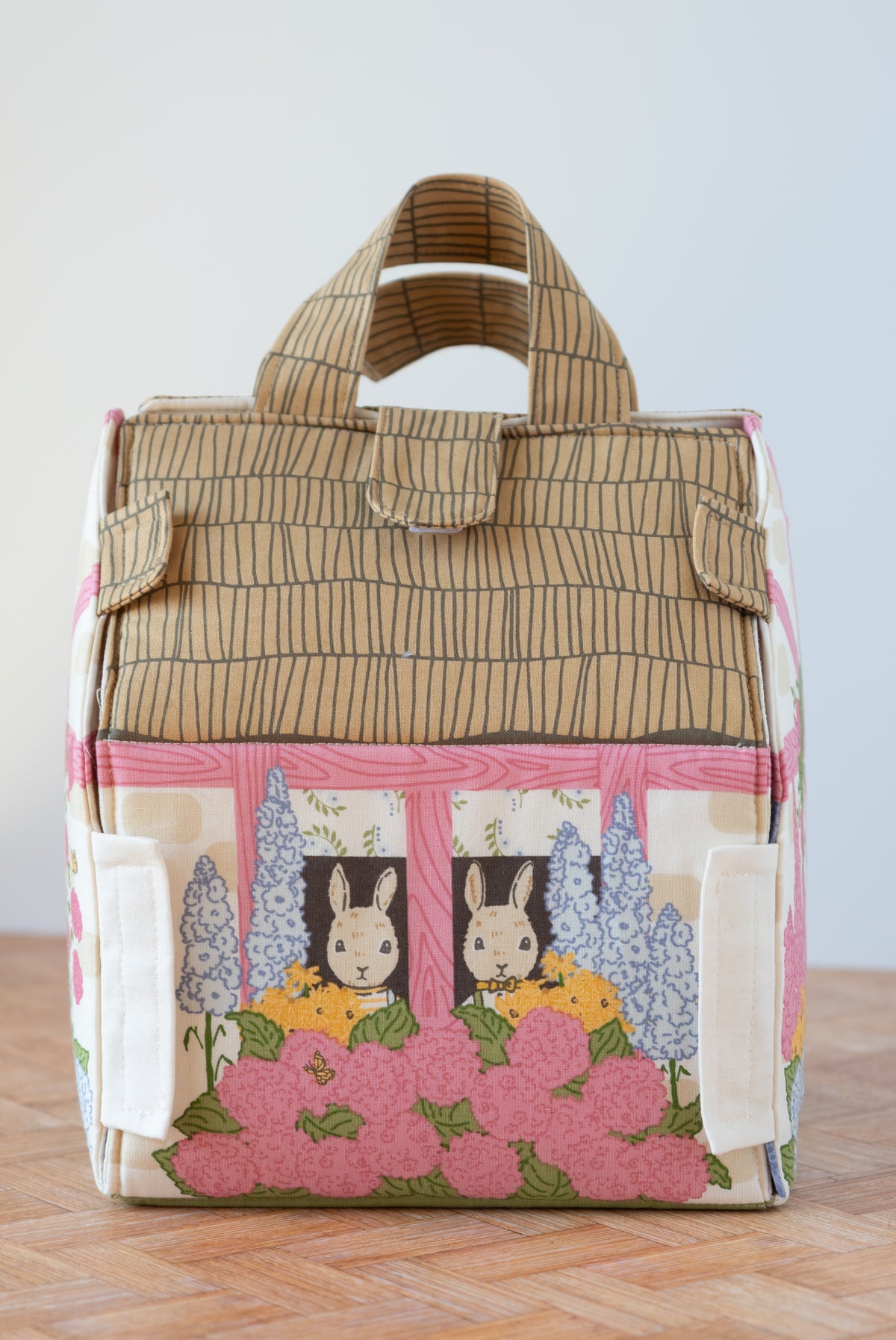 Panneau de projet « My Secret Garden Cloud Garden Bunny Cottage » (Stacy Iest Hsu) - 91,4 cm x 152,4 cm - Moda