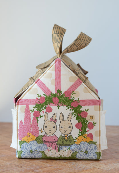 Panneau de projet « My Secret Garden Cloud Garden Bunny Cottage » (Stacy Iest Hsu) - 91,4 cm x 152,4 cm - Moda