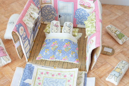 Panneau de projet « My Secret Garden Cloud Garden Bunny Cottage » (Stacy Iest Hsu) - 91,4 cm x 152,4 cm - Moda