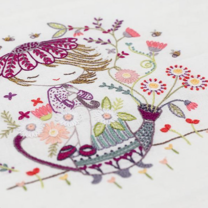 Quand Salomé s'occupe de son jardin - Embroidery kit - Un chat dans l'aiguilles