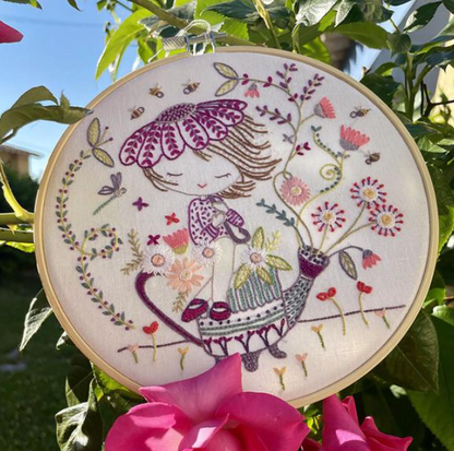 Quand Salomé s'occupe de son jardin - Embroidery kit - Un chat dans l'aiguilles