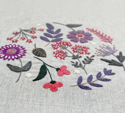 Cercle fleuri Angèle - Embroidery kit - Un chat dans l'aiguilles