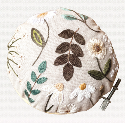 Pique-aiguilles fleuri (Louise) - Embroidery kit - Un chat dans l'aiguilles