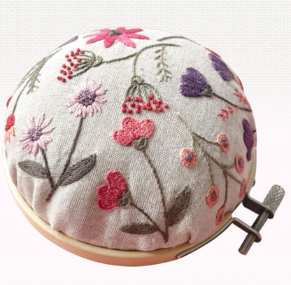 Pique-aiguilles fleuri (Corail) - Embroidery kit - Un chat dans l'aiguilles