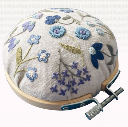 Pique-aiguilles fleuri (Bleu) - Embroidery kit - Un chat dans l'aiguilles