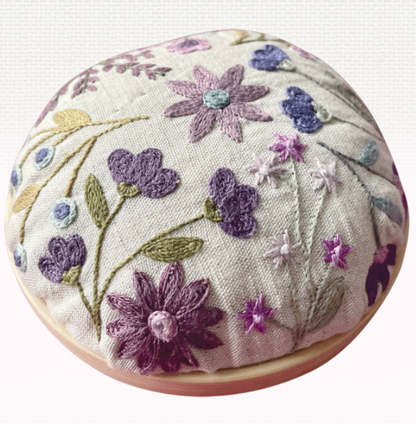 Pique-aiguilles fleuri (Violet) - Embroidery kit - Un chat dans l'aiguilles