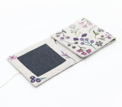 Porte-aiguilles fleuri (Violet) - Embroidery kit - Un chat dans l'aiguilles
