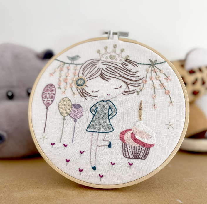 Joyeux anniversaire Salomé - Embroidery kit - Un chat dans l'aiguille