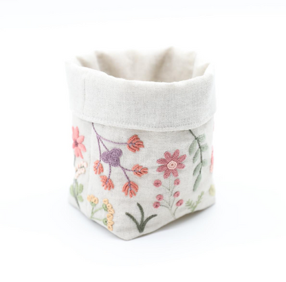 Corbeille Morgane - Kit broderie - Un chat dans l'aiguilles